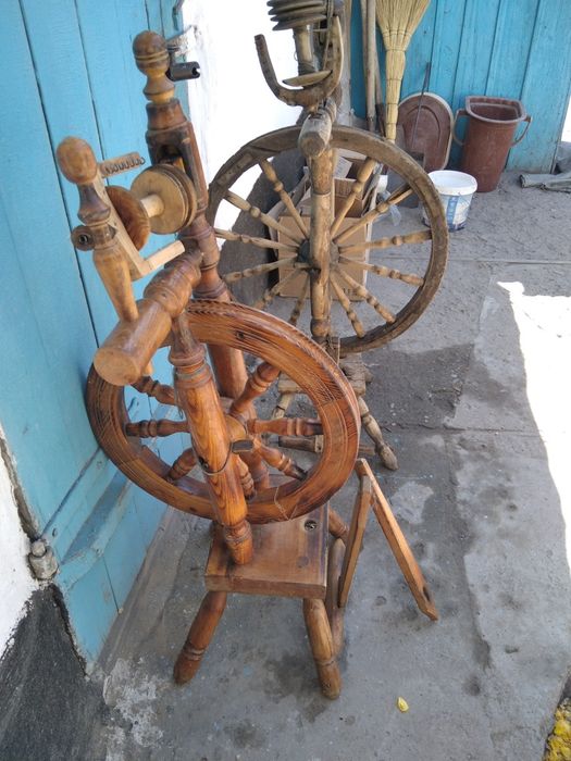 Продам две старинные прялки