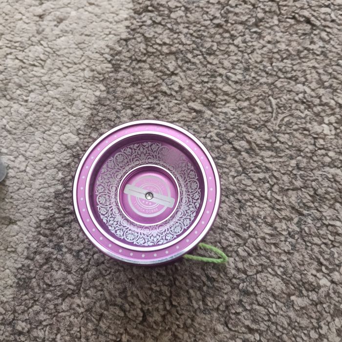 Yoyo mov cu ața verde