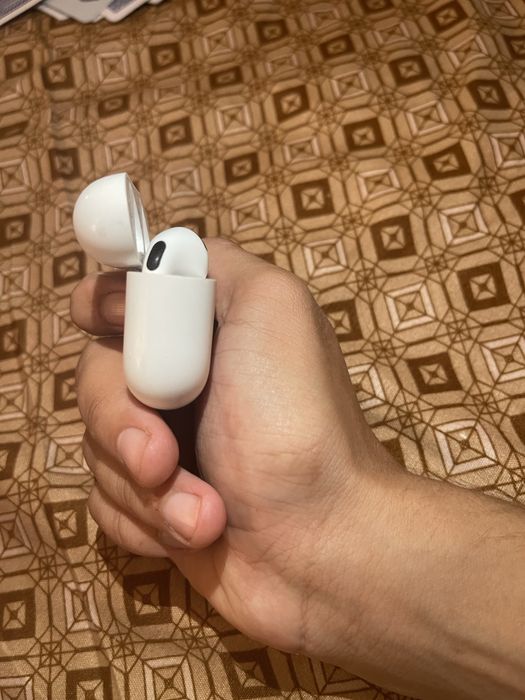 Vand casti AirPods 4