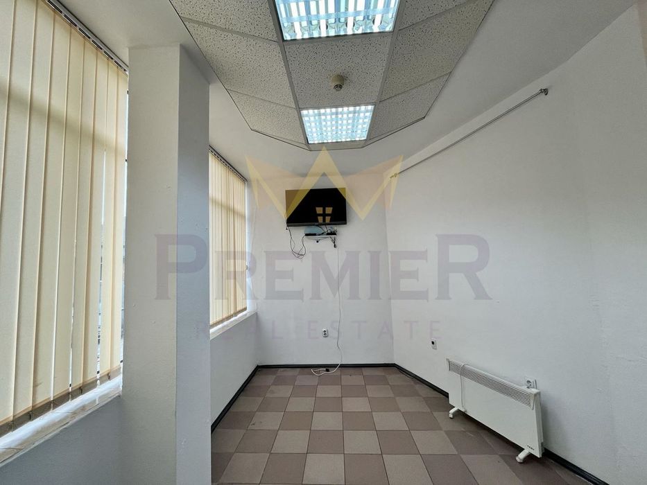 Продава се Магазин в Добрич, Център - 18 кв.м за 1389 €/кв.м - Снимка #1