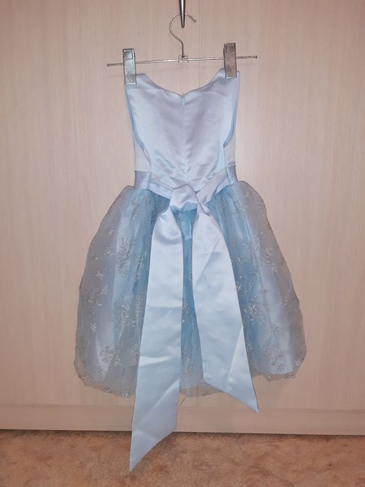 Продаю платье новогоднее размер 104