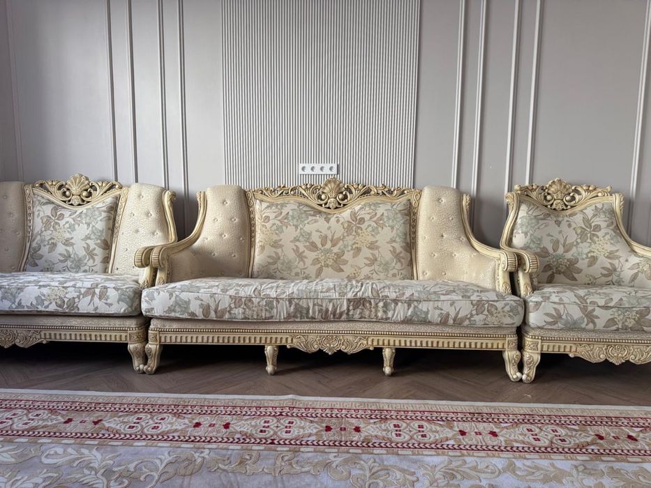 Диван для гостиной в винтажном стиле