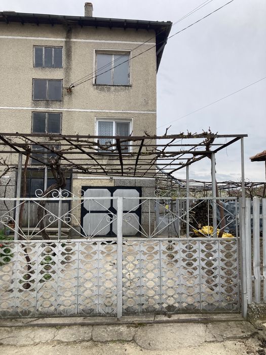 Продавам етаж от двуетажна къща