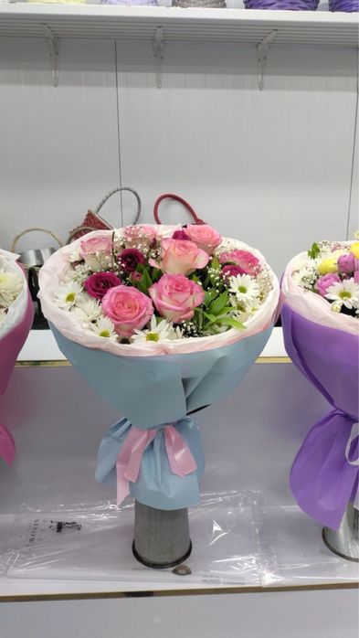 Pionavidniy gullar lola atirgul buket oq qizil atirgul