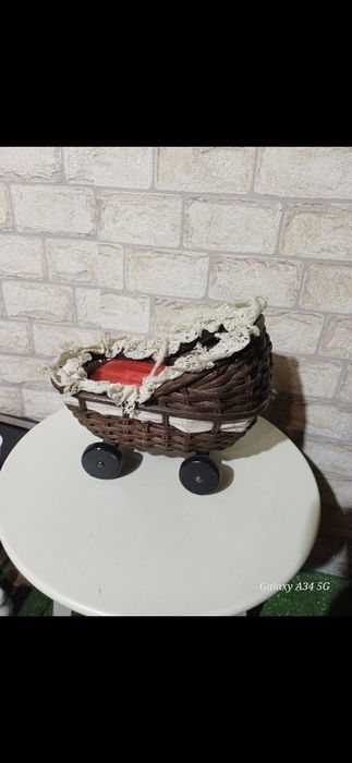 Стара плетена количка за кукла