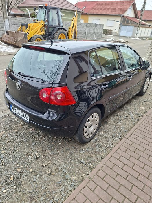 Volkswagen Golf 5  cu cel mai fiabil motor pentu oras