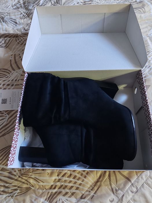 Продам новые замшевые полусапожки.