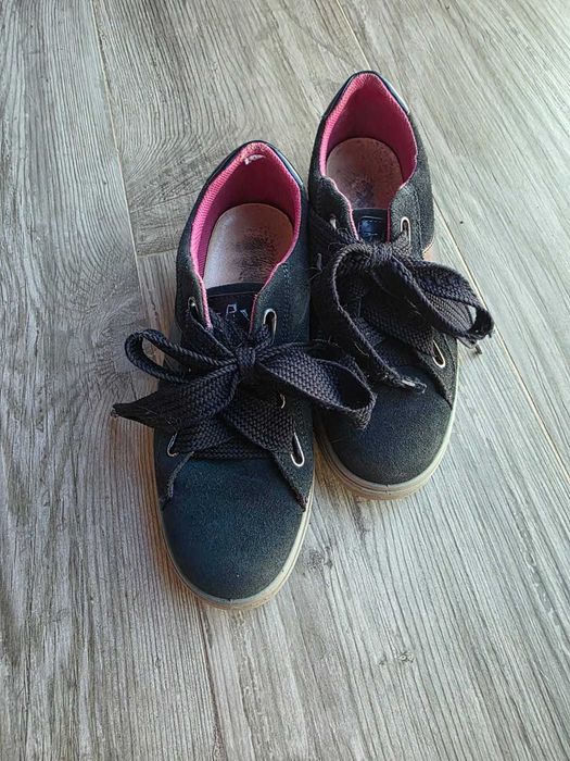 Продам детские кроссовки