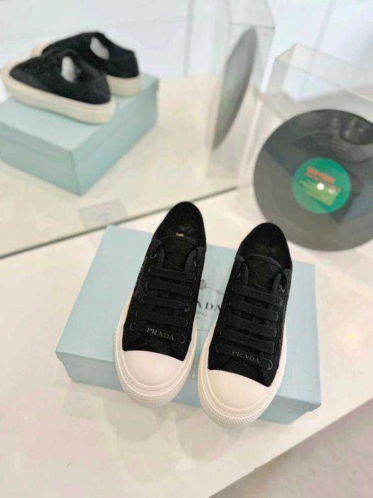 Aduc pe comanda Adidasi PRADA orice model