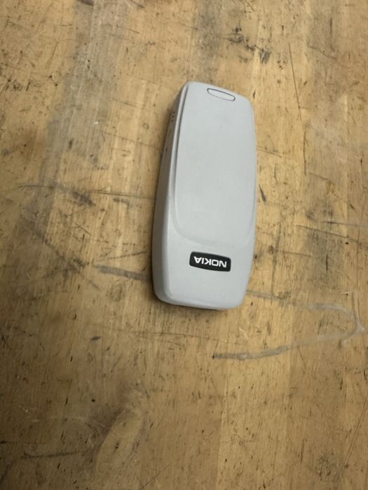 Nokia 3310 de culoare gri deschis cu putin albastru