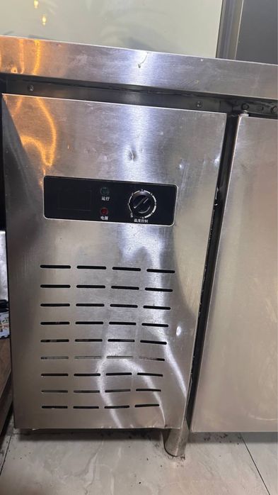 Профессиональный холодильник / холодильный стол