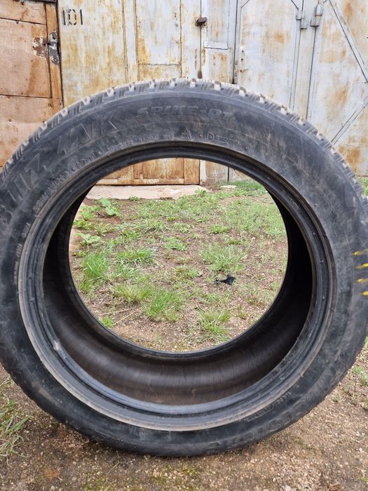 Продам зимнии шины.