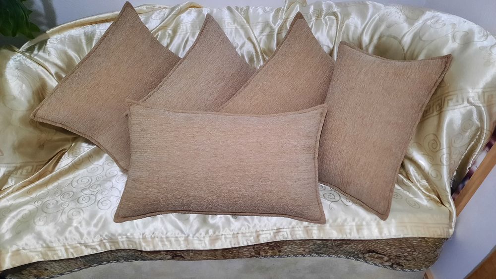 Подушки беж декоративные на диван