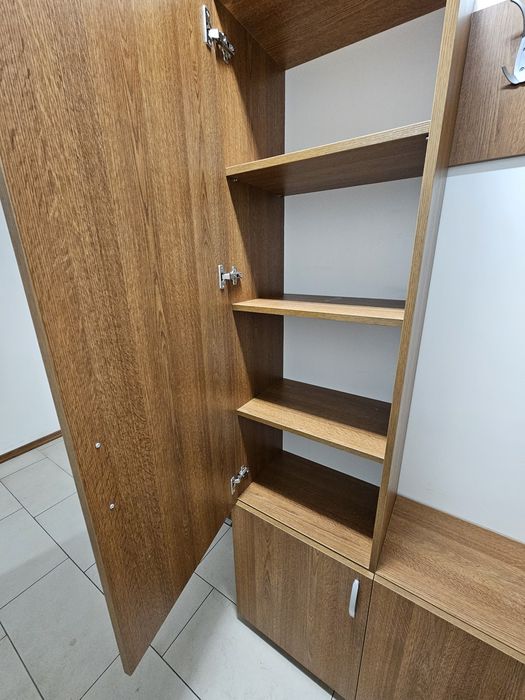 Портманто с шкаф за обувки, закачалки за палта и якета и огледало.