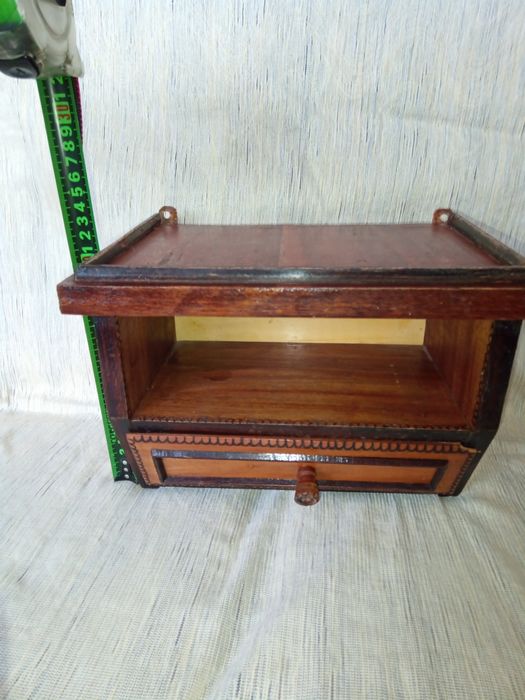 Стар дървен стенен шкаф с чекмедже