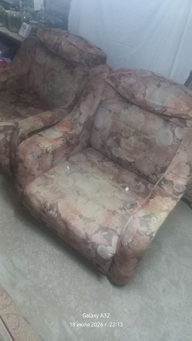 Divan sotiladi yangi ustidan material qoplash kerak
