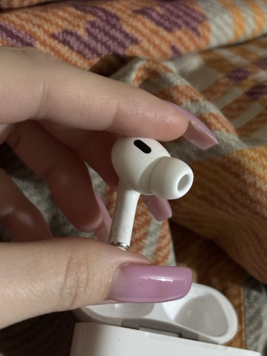 AirPods Pro 2. Кейс и левый наушник