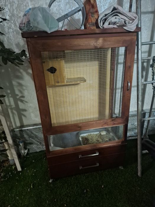 Срочно  продаётся клетка со всеми принадлежности для белки