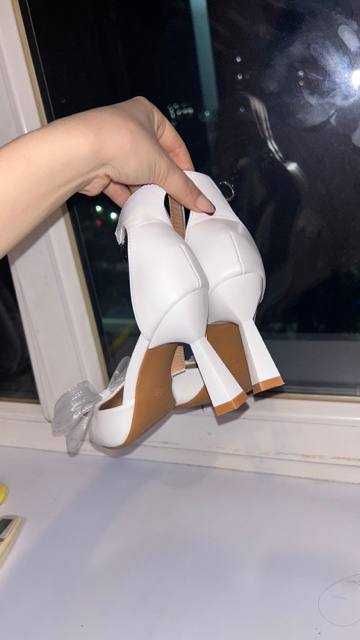 Белые туфли на каблуках