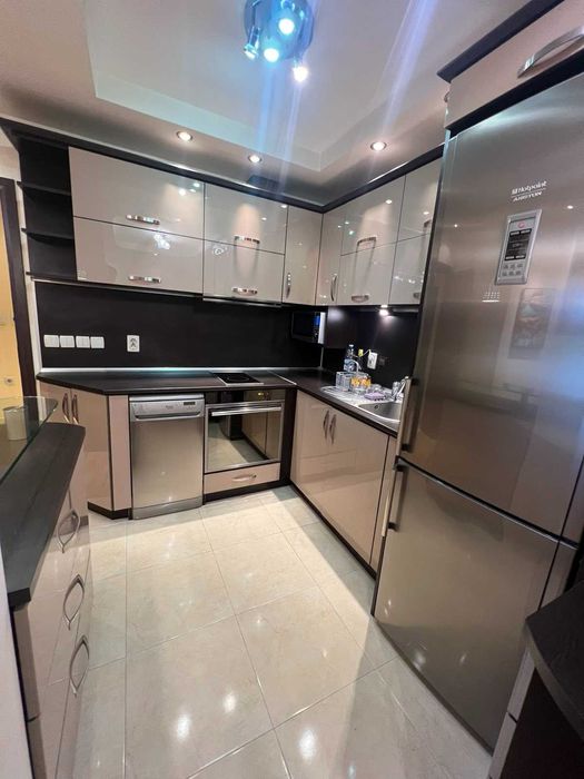 Дава се под наем Тристаен апартамент в Кърджали, Център - 114 кв.м за 408 € - Снимка #2