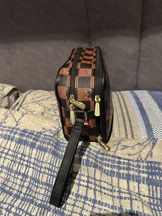 Продавам несесер SPRAYGROUND