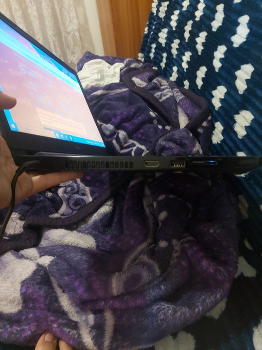 Vând laptop este în stare bună fo