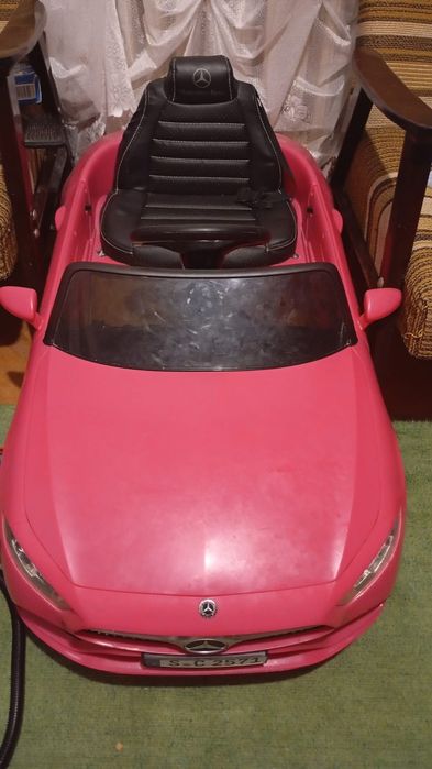 Mașina electrică  Mercedes roz
