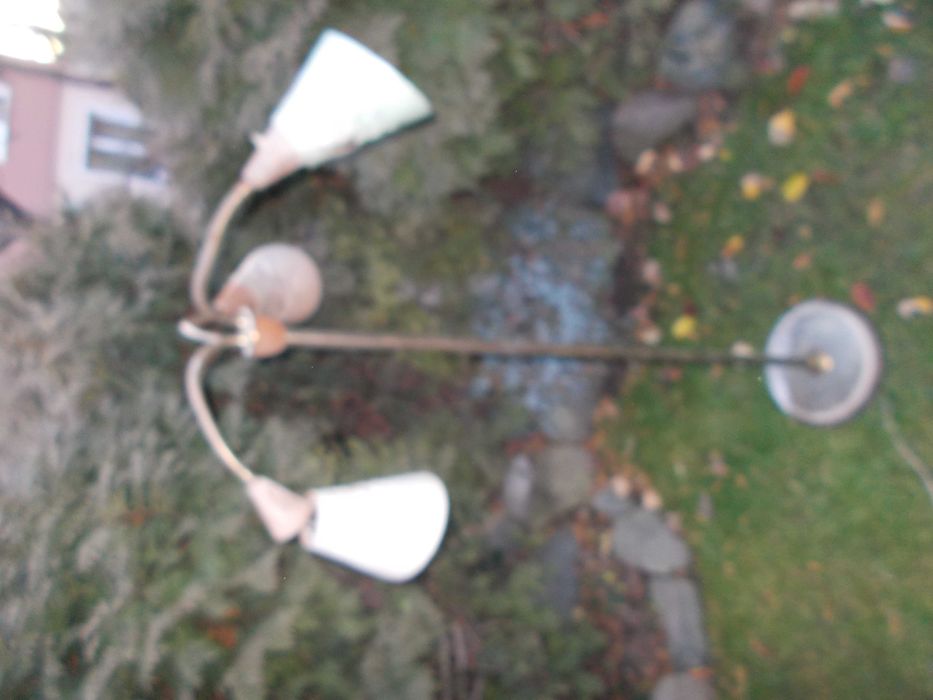 Стар лампион с чупещи се рамена