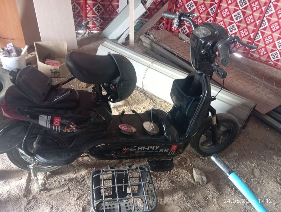 Продам скутер ск8
