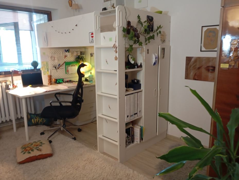 Pat supraetajat  IKEA 90 X 200 cm  cu dulap si rafturi incluse, scara si birou  cu 3 sertare