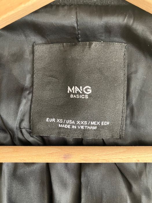 Черно късо палто Манго