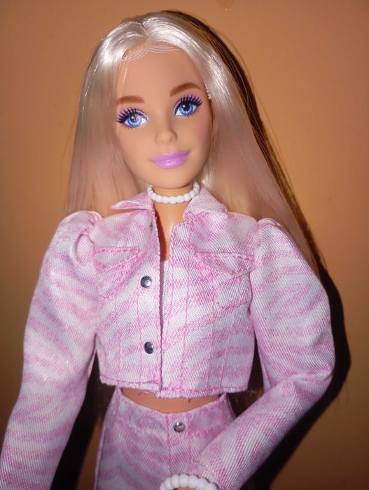 Кукла Barbie deluxe style.