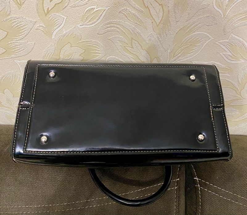 Женская лаковая сумочка