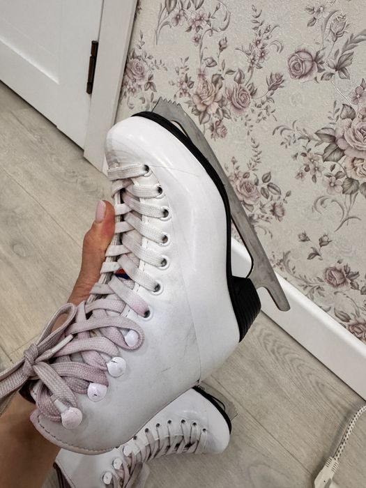 Продам коньки для фигурного катания