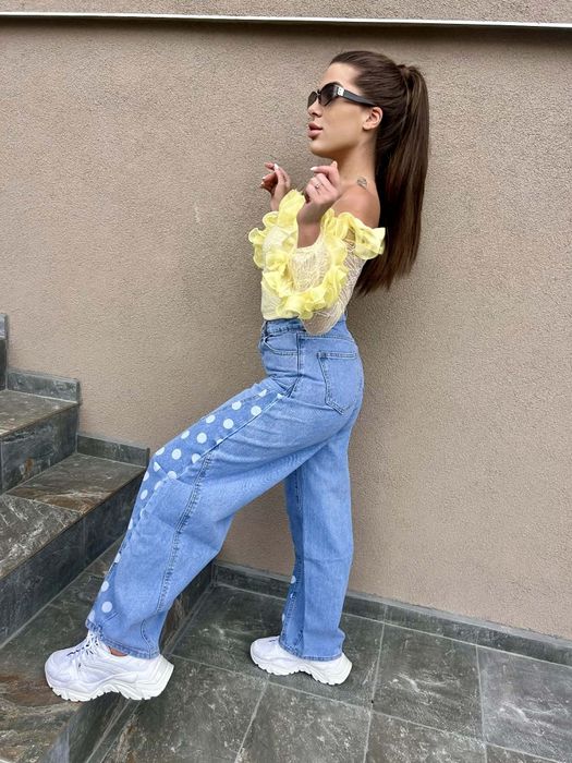 Страхотни дънки "балон" и уникално боди с къдрици