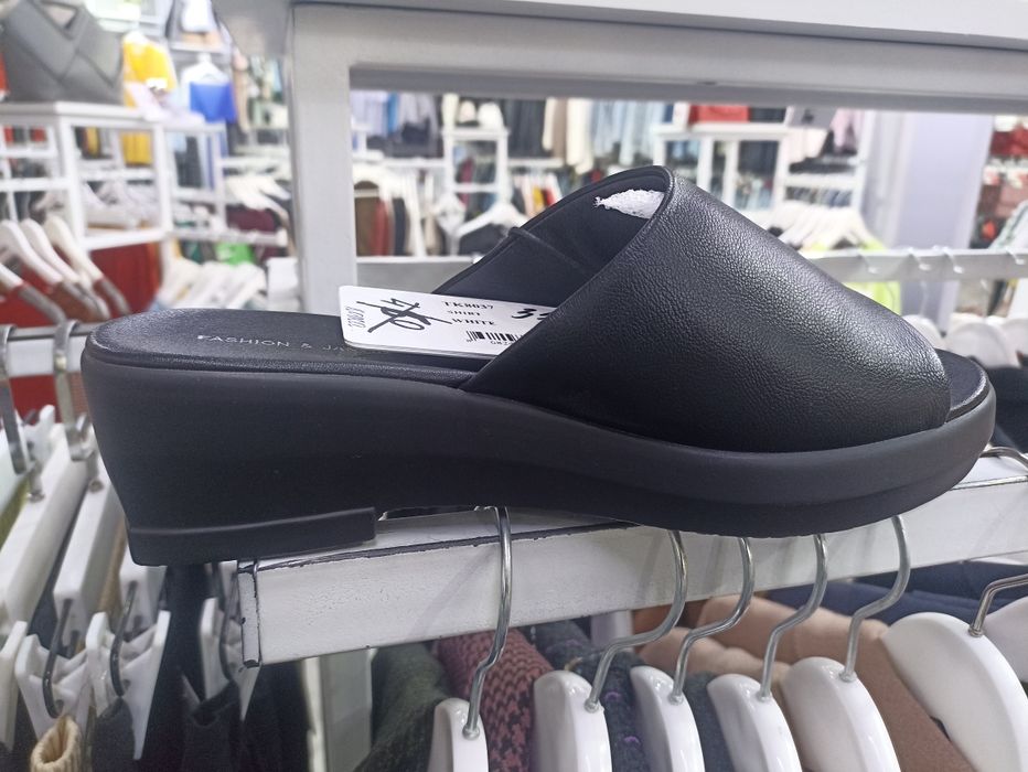 Шлепки на небольшой платформе