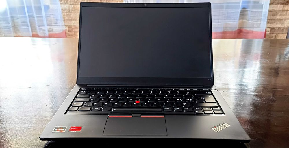 Продавам Гаранционнен Lenovo ThinkPad E14/IPSматFHDсKам/6x2.3ghzThr/8gb/nVme256gb/AmdRadeon/СветКB/6чБ