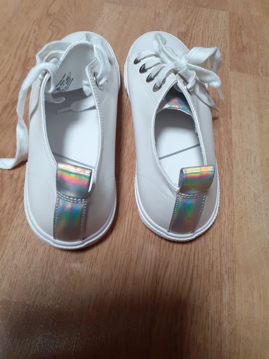 Adidași bershka noi