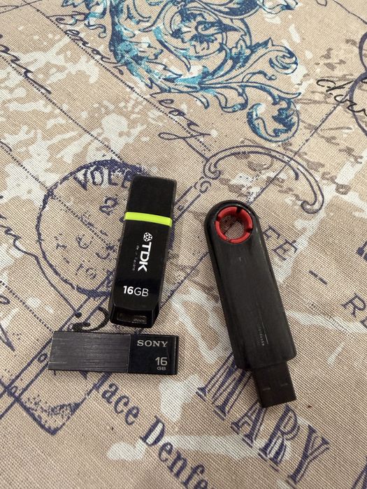 Флашка 16 GB Купих си по-голяма затова ги продавам