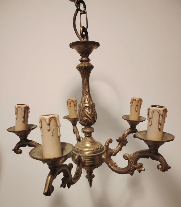 Candelabru antic din bronz masiv cu 5 brațe în stilul francez Louis , dimensiuni 44 cm in diametru,h cu lanț 68