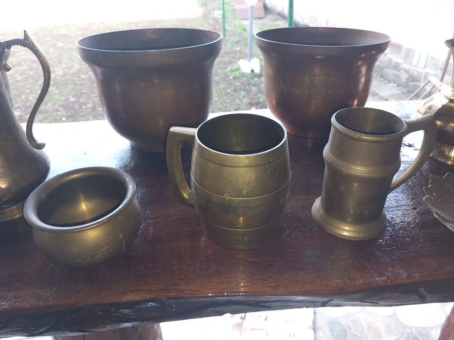 Бронзови и медни кани саксий чаши свещници делва купа