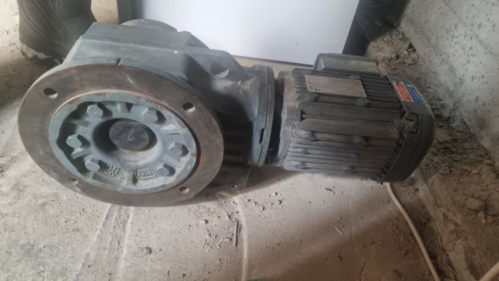 Продается мотор-редуктор SEW-EURODRIVE KAF67