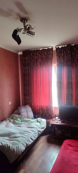 Продаю квартиру на Юнусабаде-16 3/5/5 балкон 2/6 не торец