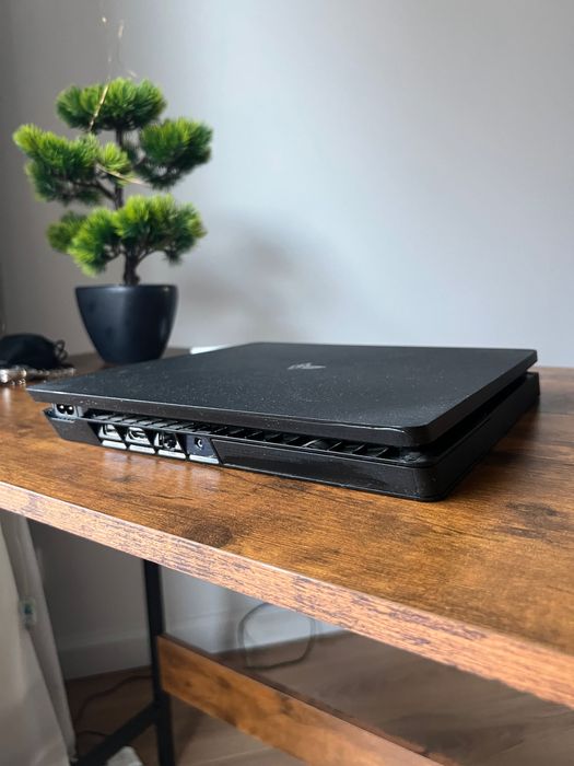 Vând PlayStation 4 Slim de 1TB + 2 controllere