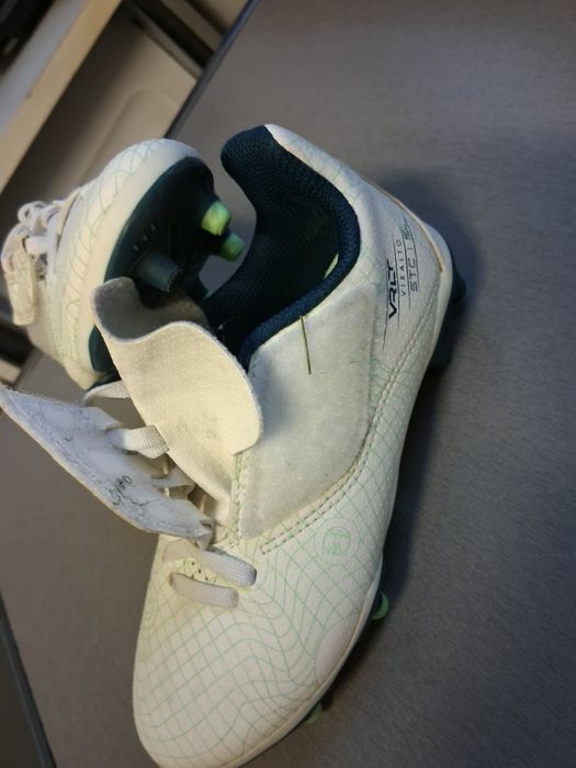 Ghete fotbal Kipsta pentru copii .