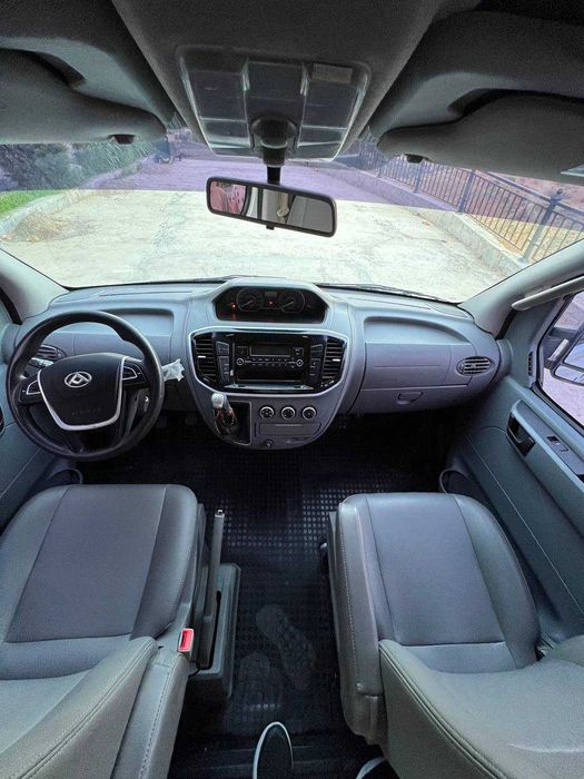 Микроавтобуси . .