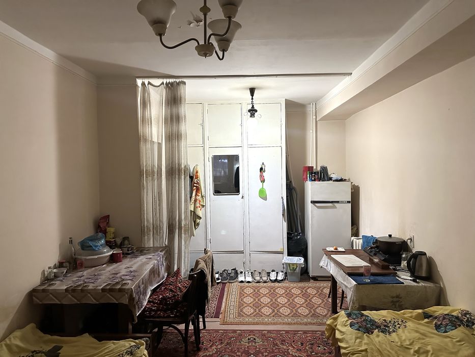 1/2/9 Лисунова 4, школа №166, бывшее общежитие, команата большая 19м*