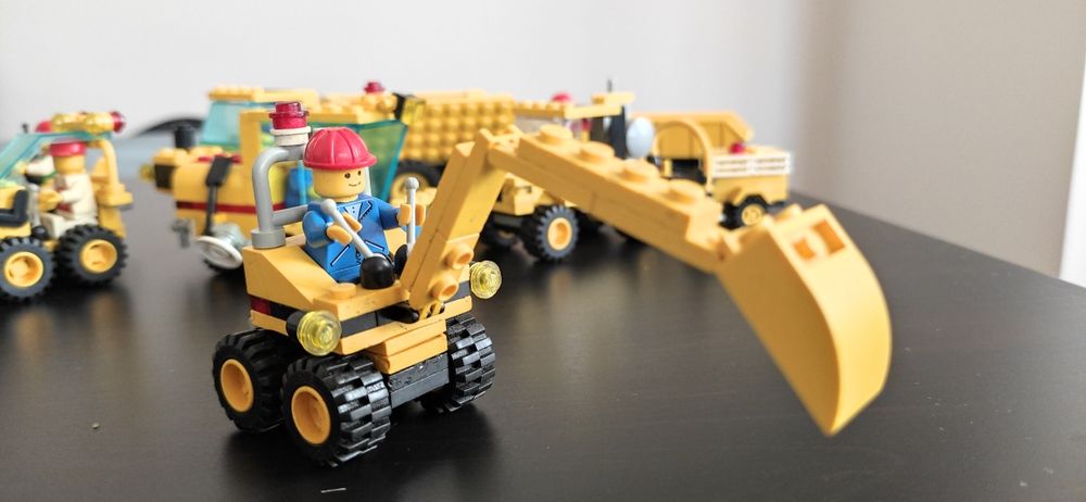 Продавам Лего ремонтна серия багер влак самосвал кран  чистач улици