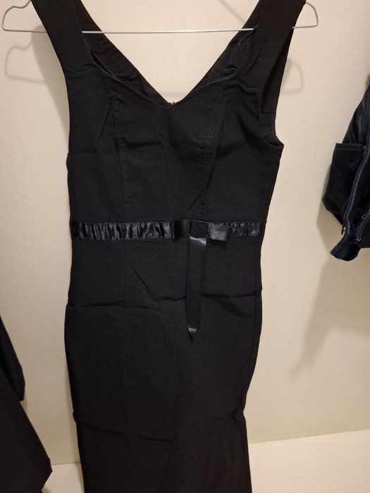 Продавам запазени рокли и костюми