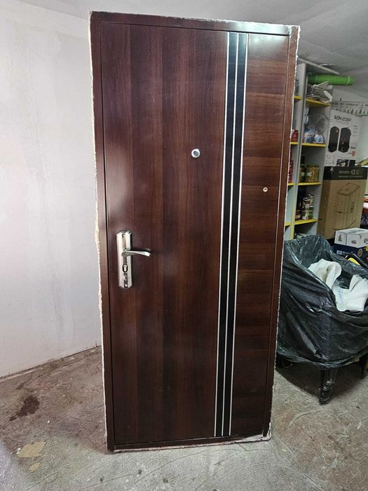 Ușă metalică de apartament cu toc inclus, nuc, stare bună